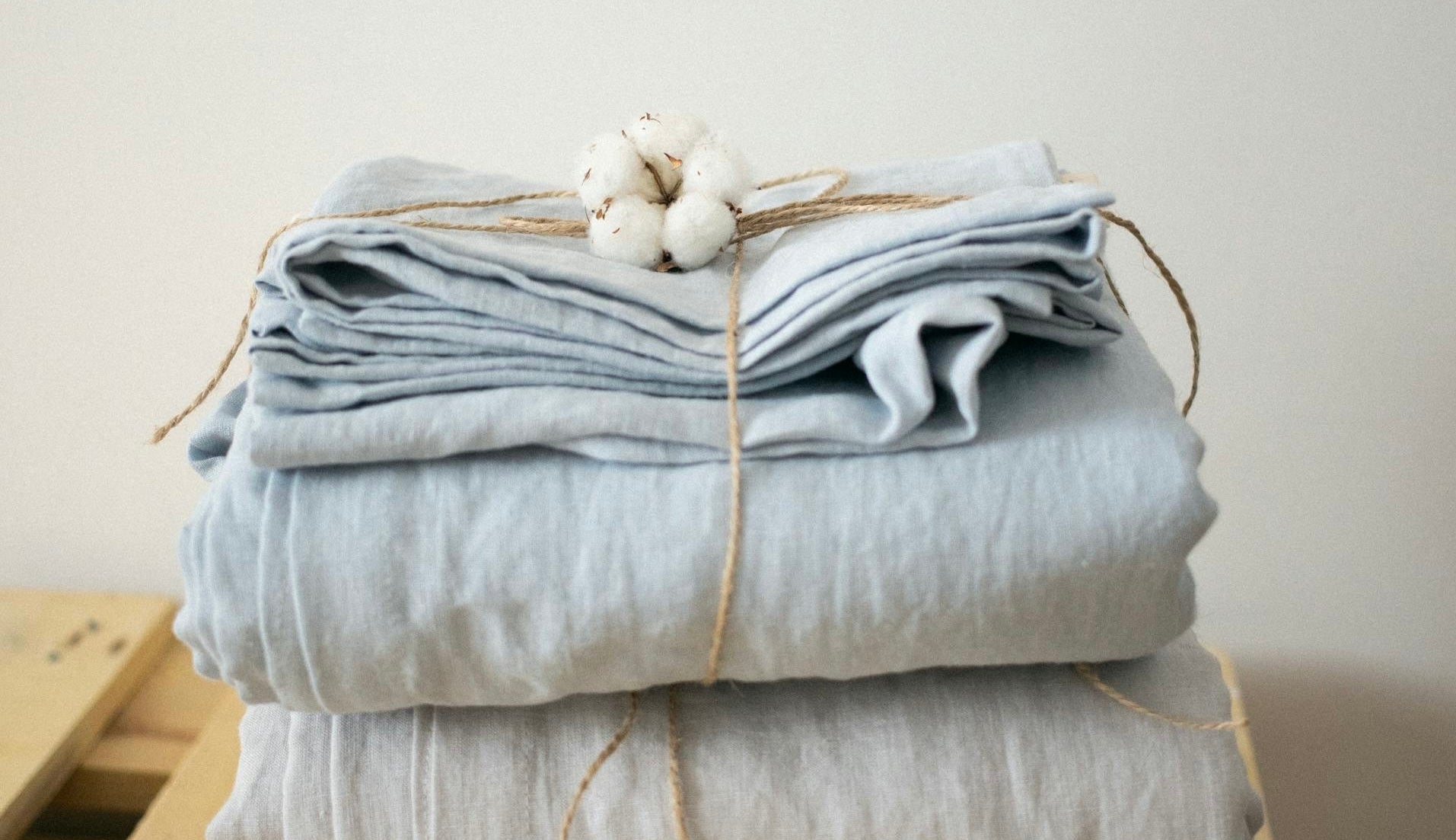 Inred med naturliga material: En guide till trä, sten och textilier