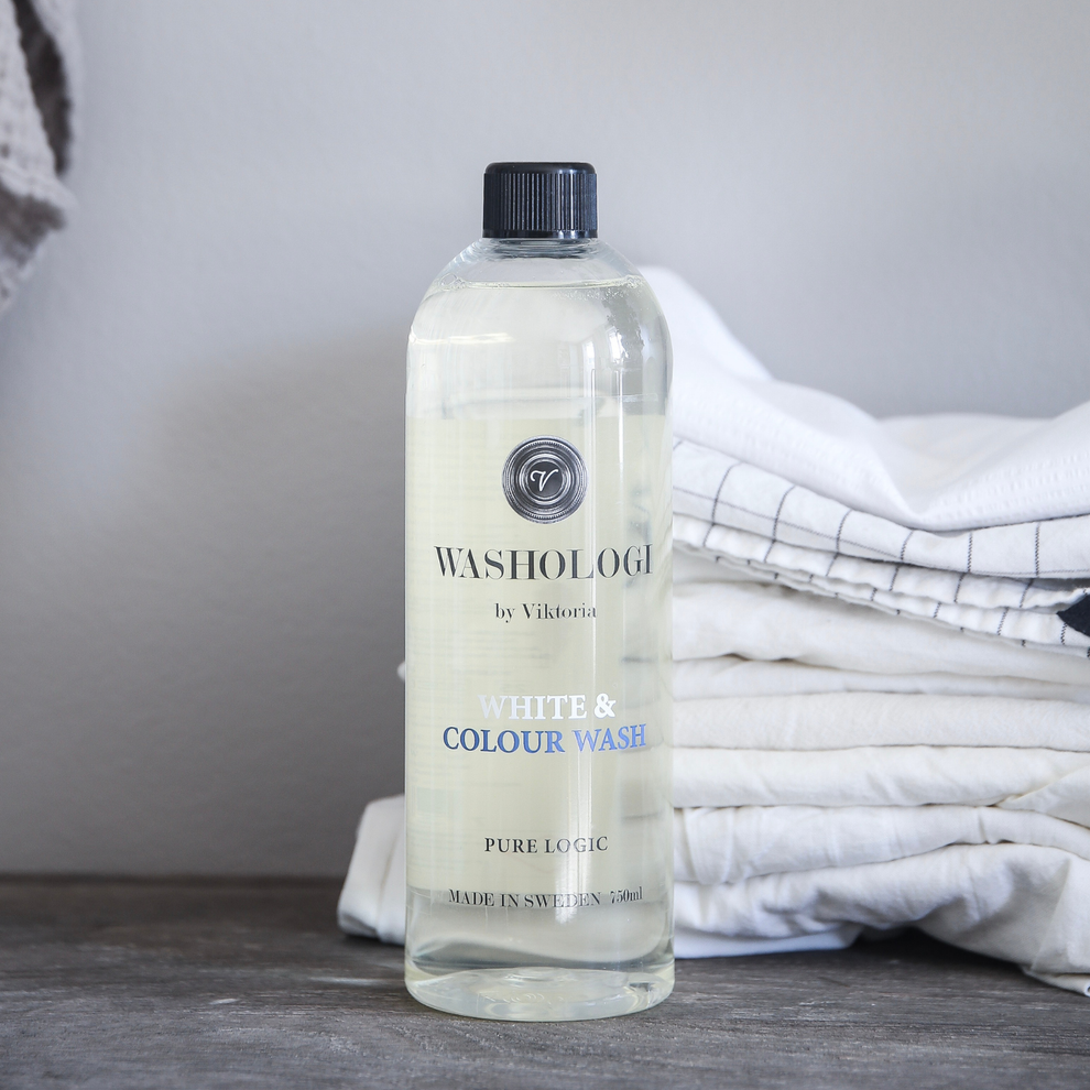 Vit & Kulörtvätt 750 ml på bord