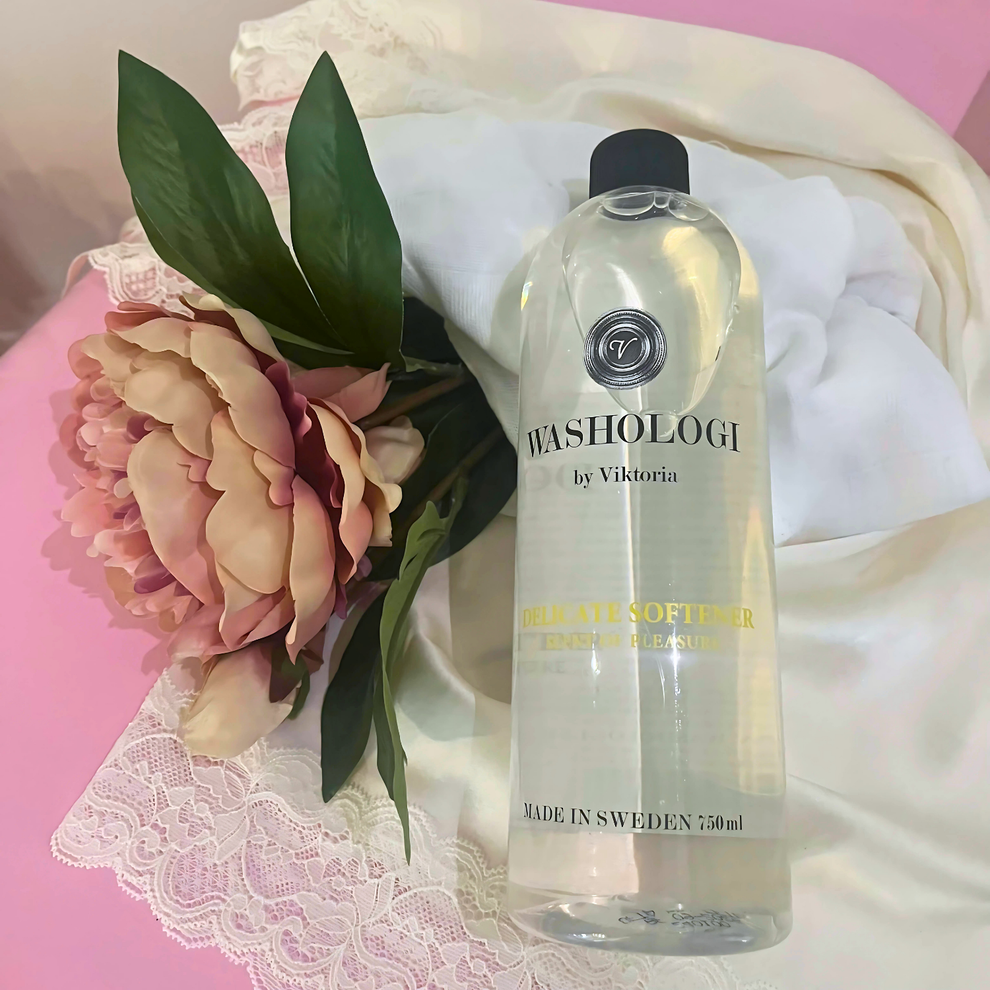 Sköljmedel Fintvätt 750 ml bredvid blommor