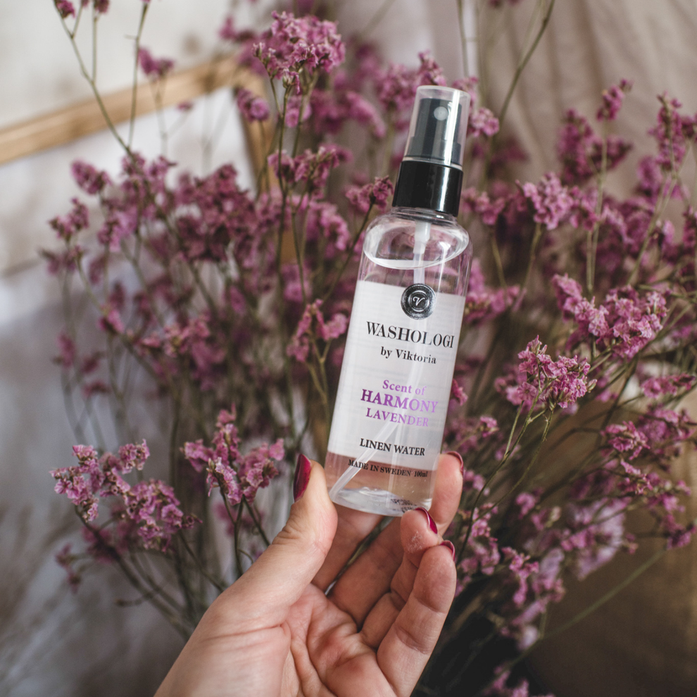 Hand som håller linnevatten Harmony 100 ml