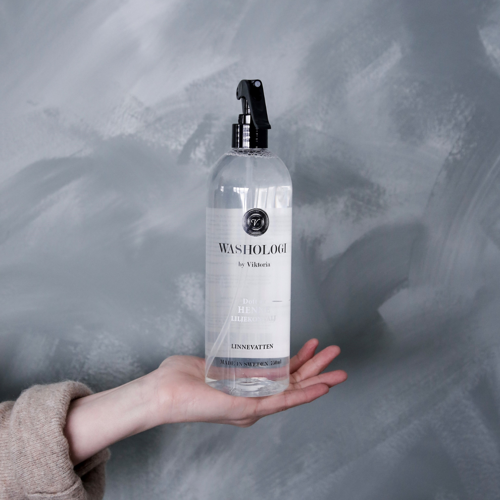 Hand som håller Linnevatten Her 750 ml