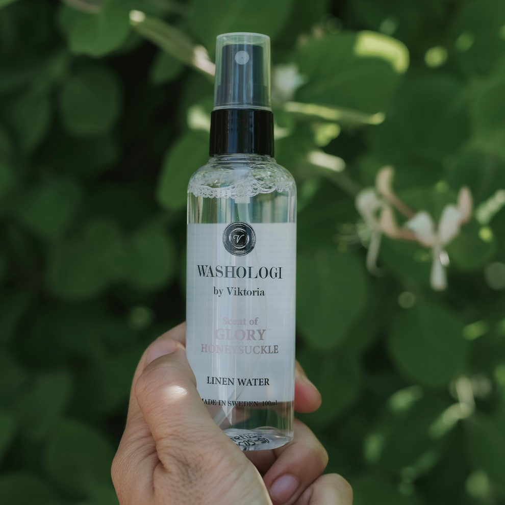 Hand som håller linnevatten Glory 100 ml