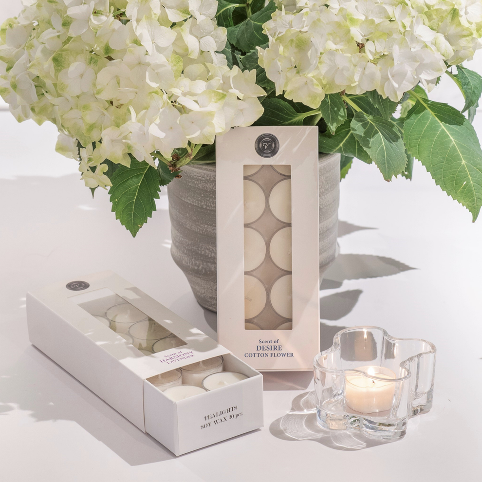 Värmeljus Desire framför blomma