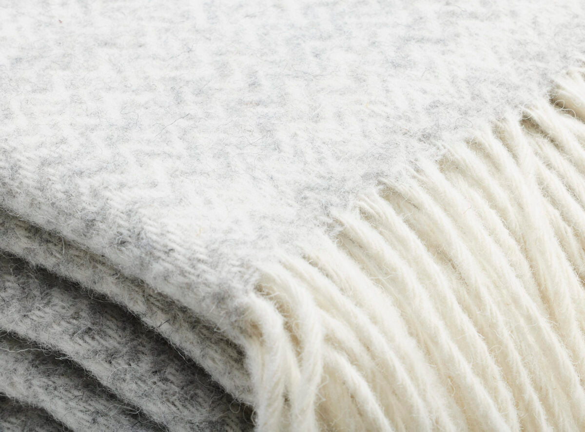 Härlig Ullpläd från Ylleverket – Fiskben Ljusgrå, House of Regalo, bäddset-textil