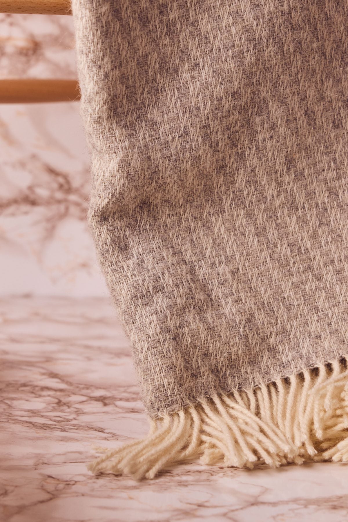 Mjuk Ullpläd från Ylleverket – Grå Micromönster, House of Regalo, bäddset-textil