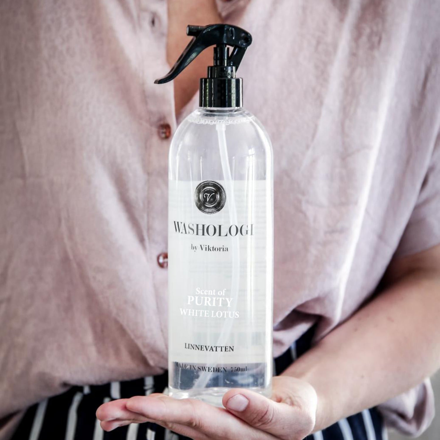 Person som håller Linnevatten Purity 750 ml