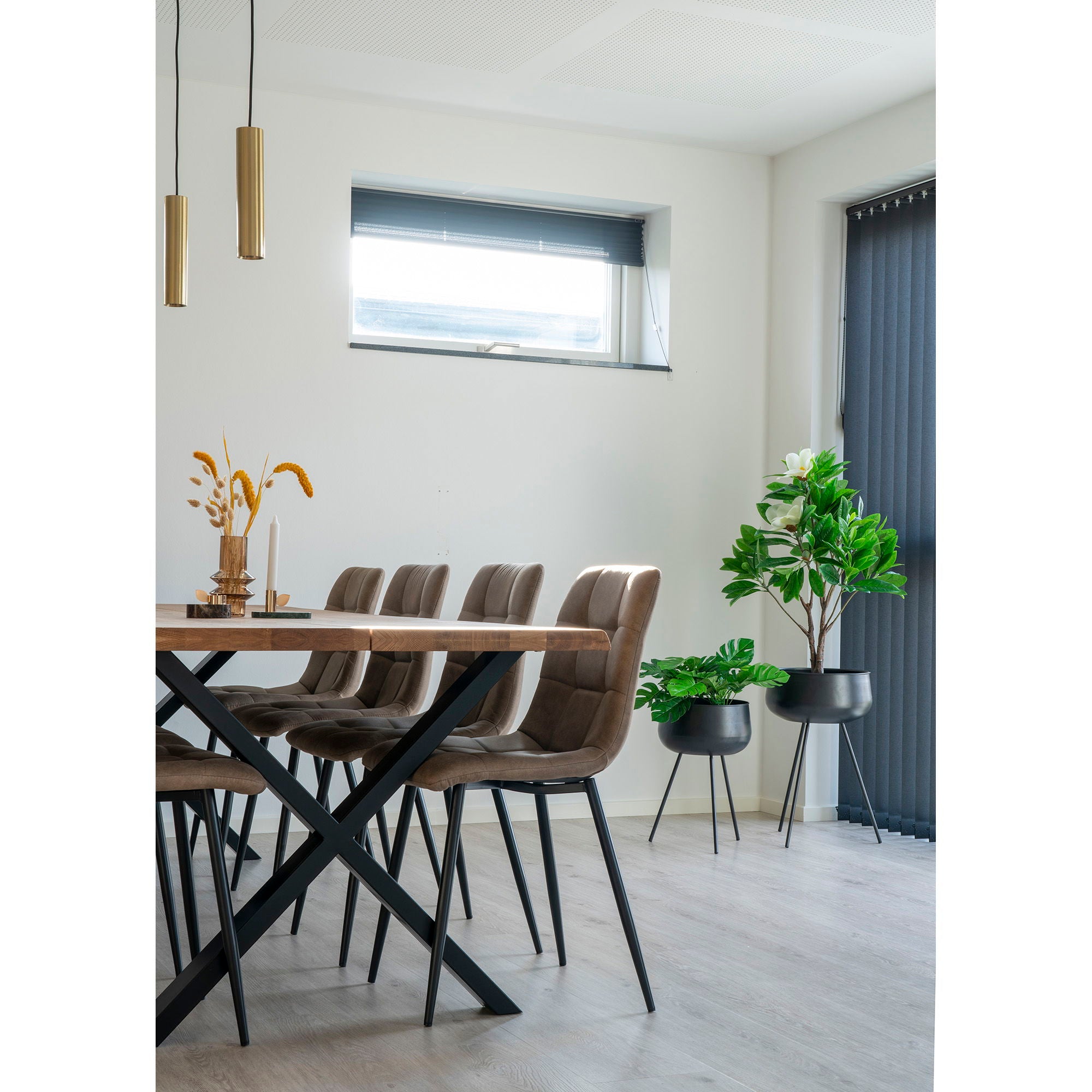 Middelfart Matstol, ljusbrun mikrofiber med svarta ben