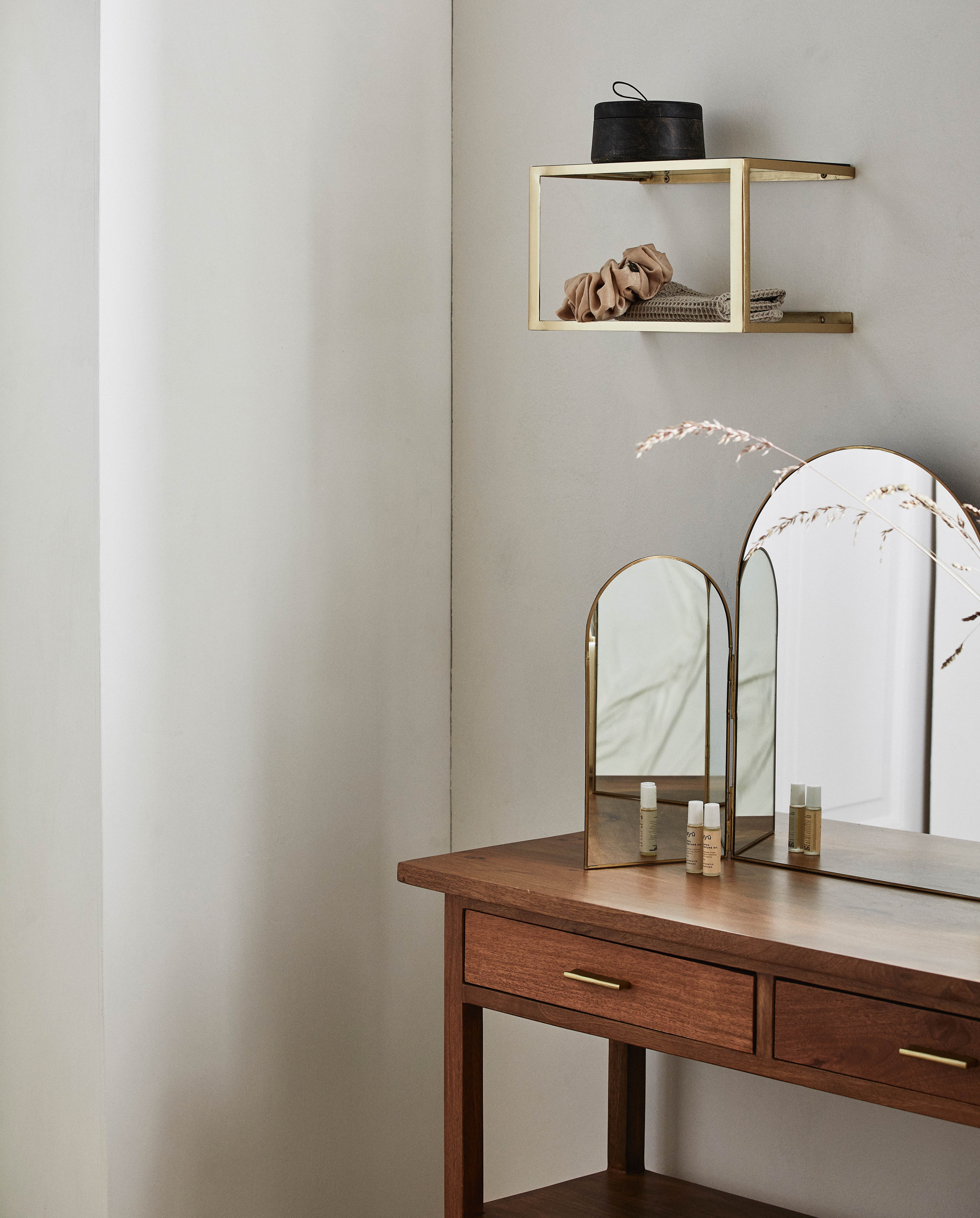 Nera Shelf W/glass, Golden Finish, Nordal, vägghyllor & väggskåp