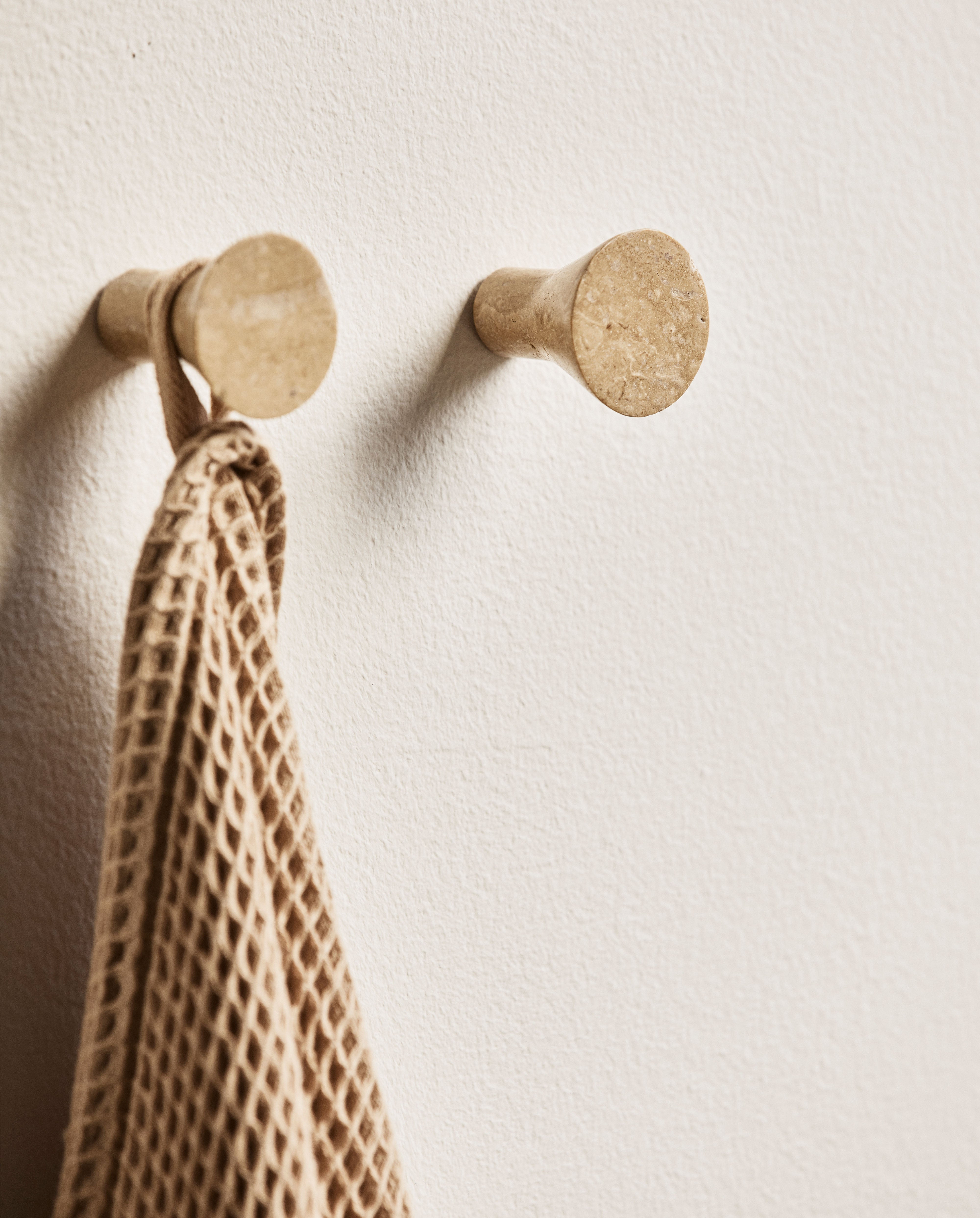 Lakolk Knob, Travertine - Ivory, Nordal, hängare & krokar