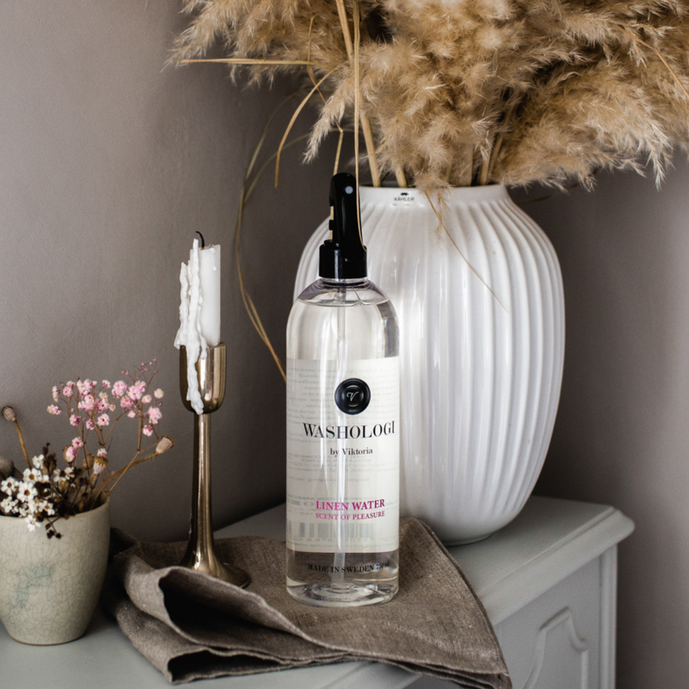 Linnevatten Pleasure 750 ml står på ett bord