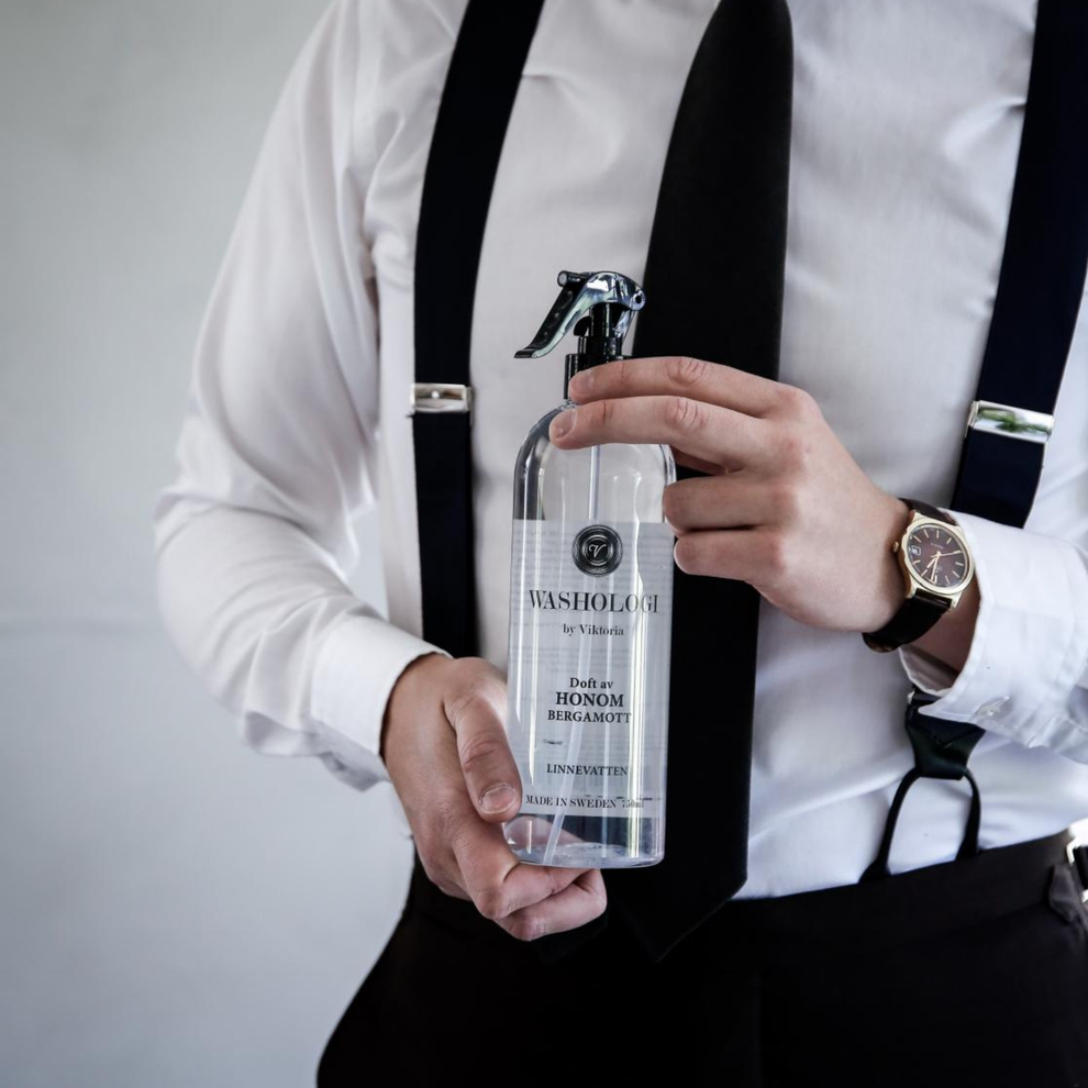 Person som håller Linnevatten Him 750 ml