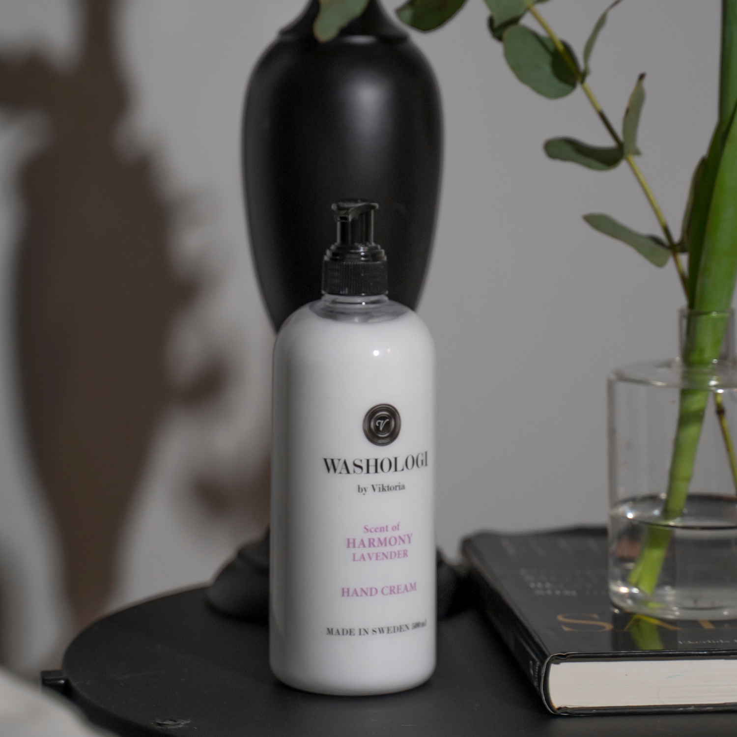 Handkräm Harmony 500 ml på bord