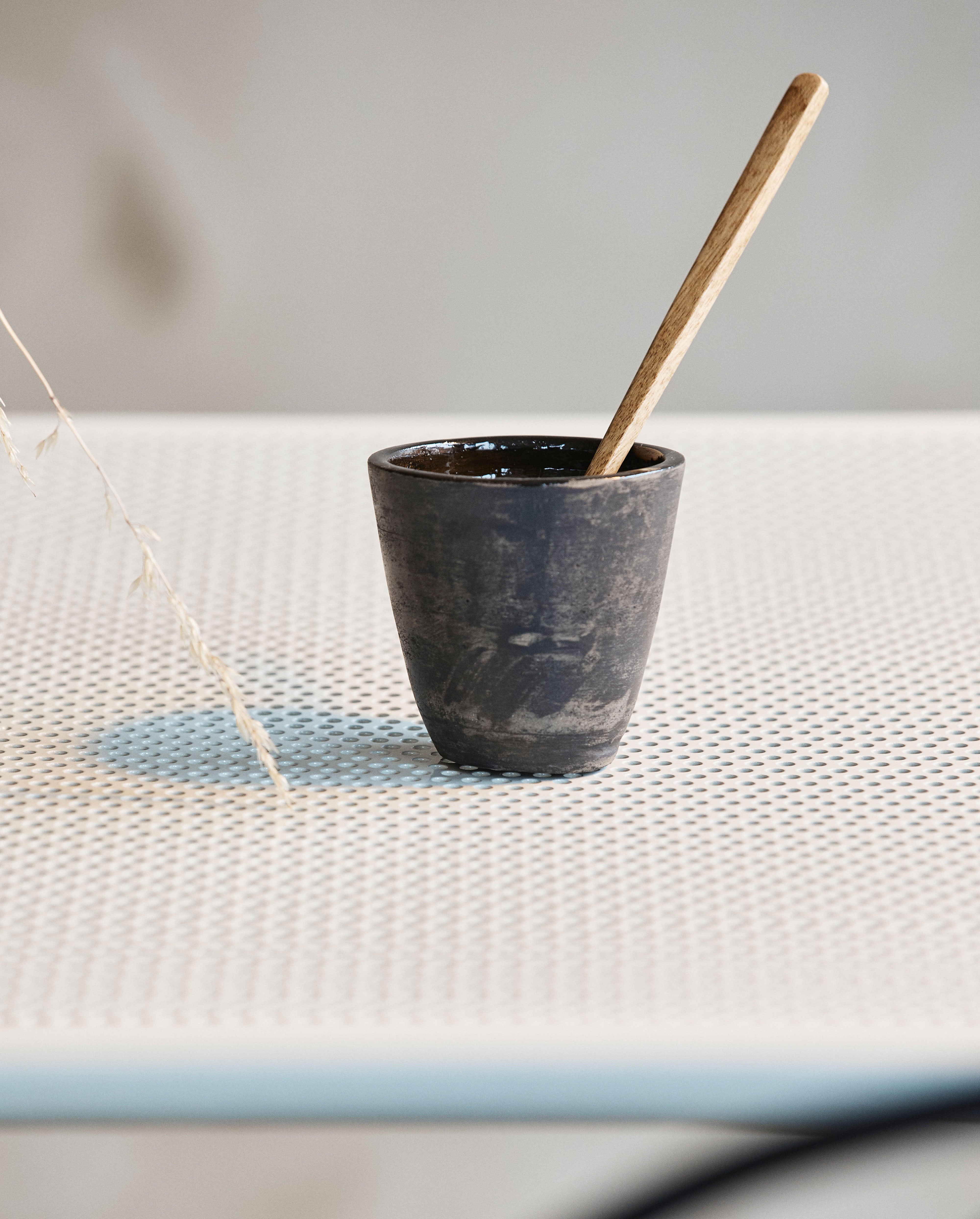 Juniper Cup, Terracotta - Black, Nordal, koppar och muggar