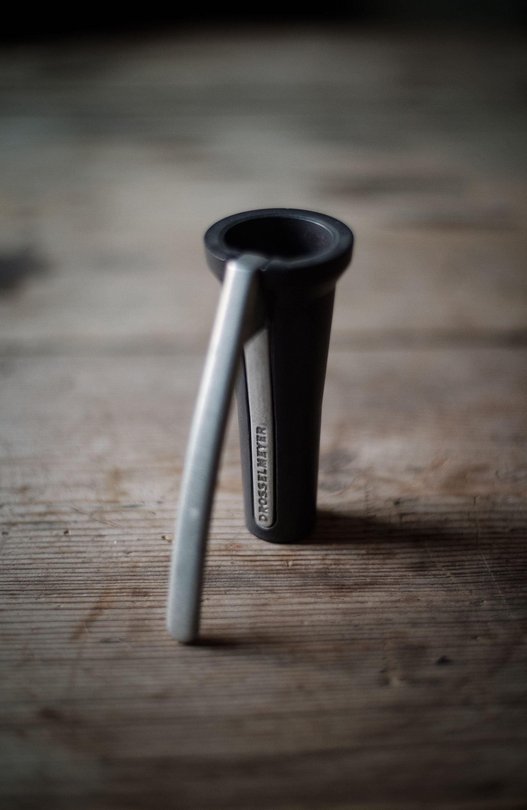 Svart nötknäckare från Drosselmeyer på träbord